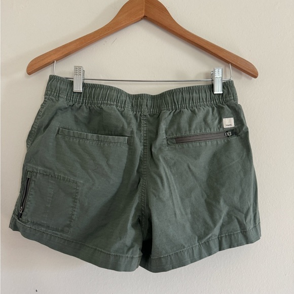 Vuori Womens Green Solid Ripstop 4” Shorts - Picture 2 of 3